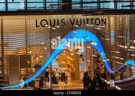 Hochwertiges Luxusgeschäft Louis Vuitton im Terminal 1 des Flughafens Changi, in dem die abfliegenden Passagiere steuerfrei einkaufen können. Stockfoto
