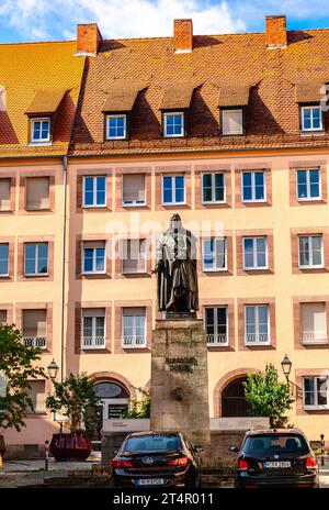 Nürnberg, Deutschland - 26. Juli 2023: Denkmal für Albrecht-Dürer Denkmal in der Altstadt von Nürnberg, Bayern. Vertikales Foto Stockfoto