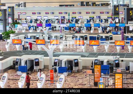 Das Terminal 4 des Flughafens Changi zeichnet sich durch sein modernes und innovatives Design aus. Das Terminal wurde mit Schwerpunkt auf Technologie und Automatisierung entwickelt. Stockfoto