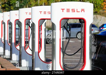 Kürzlich eröffnet (28. September 2023) Tesla Supercharger Ladestation Salo, Finnland mit 12 EV-Ladestationen. Salo, Finnland. Oktober 2023. Stockfoto