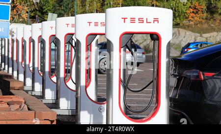 Kürzlich eröffnet (28. September 2023) Tesla Supercharger Ladestation Salo, Finnland mit 12 EV-Ladestationen. Salo, Finnland. Oktober 2023. Stockfoto