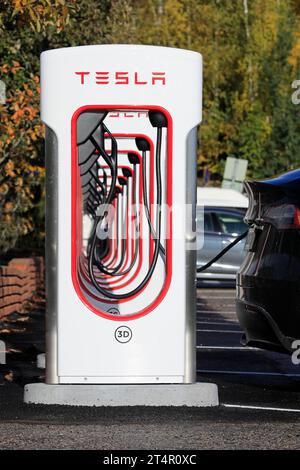 Kürzlich eröffnet (28. September 2023) Tesla Supercharger Ladestation Salo, Finnland mit 12 EV-Ladestationen. Salo, Finnland. Oktober 2023. Stockfoto