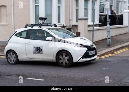 Überwachungsfahrzeug fährt auf einer Straße in Southend on Sea, Essex, Großbritannien. Mobiles Fernseh-Kamera-Fahrzeug mit geschlossenem Stromkreis Stockfoto