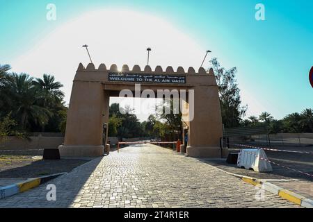 Blick vom Eingang auf die historische Stätte der Al Ain Oasis Stockfoto