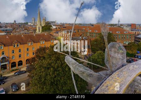 Auf dem Clifford's Tower befindet sich eine unheimliche Geisterskulptur eines Bogenschützen mit Bogen und Pfeil, mit York Minster im Hintergrund, York, Großbritannien. Stockfoto