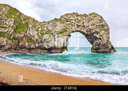Natürlicher Kalksteinbogen Durdle Door an der Jurassic Coast in Dorset. England Stockfoto