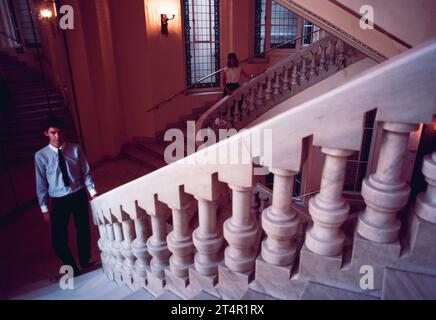 Junges Paar auf der Treppe. Stockfoto