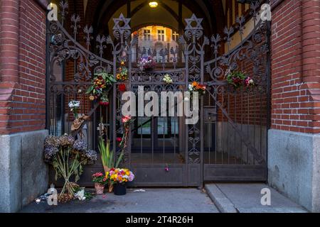 Solidarität mit Israel Deutschland, Berlin, 12.10.2023, Kerzen und Blumen, Solidarität mit Israel und der jüdischen Gemeinde, Synagoge Rykestraße, Â *** Solidarität mit Israel Deutschland, Berlin, 12 10 2023, Kerzen und Blumen, Solidarität mit Israel und der jüdischen Gemeinde, Rykestraße Synagoge, Â Stockfoto