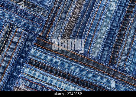 Diagonales Denim-Muster im Patchwork-Stil aus Nähten alter Jeans. Stockfoto