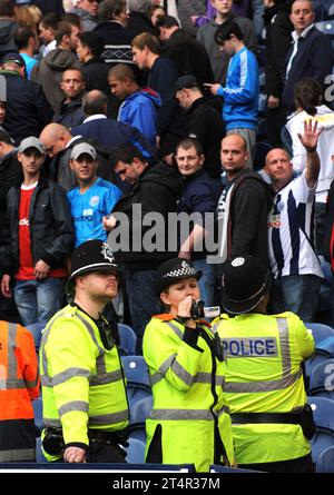 Polizeibeamter in West Midlands mit Videokamera, um Fußballfans zu beobachten West Bromwich Albion gegen Wolverhampton Wanderers 16/10/2011 Stockfoto