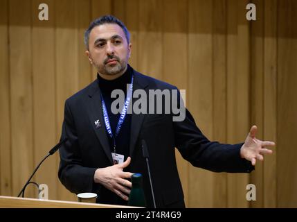Mustafa Suleyman, CEO und Mitbegründer von Infection AI, nimmt an einem Mediengespräch auf dem KI-Sicherheitsgipfel Teil, dem ersten globalen Gipfel über den sicheren Einsatz künstlicher Intelligenz, im Bletchley Park in Milton Keynes, Buckinghamshire. Bilddatum: Mittwoch, 1. November 2023. Stockfoto