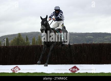 Aktenfoto vom 25.10.2019 von Al Dancer, der seinen Boylesports Grand Sefton-Titel in Aintree später in diesem Monat nicht verteidigen wird, wobei Sam Thomas stattdessen einen Schuss auf die Trustatrader Peterborough Chase wirft. Ausgabedatum: Mittwoch, 1. November 2023. Stockfoto