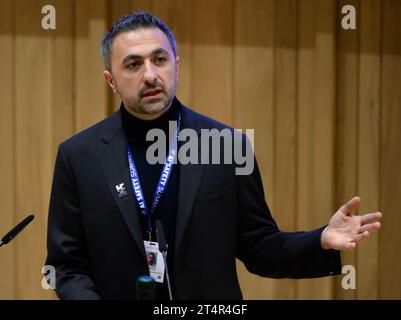 Mustafa Suleyman, CEO und Mitbegründer von Infection AI, nimmt an einem Mediengespräch auf dem KI-Sicherheitsgipfel Teil, dem ersten globalen Gipfel über den sicheren Einsatz künstlicher Intelligenz, im Bletchley Park in Milton Keynes, Buckinghamshire. Bilddatum: Mittwoch, 1. November 2023. Stockfoto