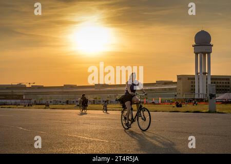 Radfahren, Abend, Freizeit, Tempelhofer Feld, Sonnenuntergang, Tempelhof, Tempelhof-Schöneberg, Berlin, Deutschland KEINE MODELLVERÖFFENTLICHUNG *** Lokale Bildunterschrift ***, Berlin, Deutschland *** Radfahren, Abend, Freizeit, Tempelhofer Feld, Sonnenuntergang, Tempelhof, Tempelhof Schöneberg, Berlin, Deutschland KEINE MODELLVERÖFFENTLICHUNG Lokale Bildunterschrift, Berlin, Deutschland Credit: Imago/Alamy Live News Stockfoto