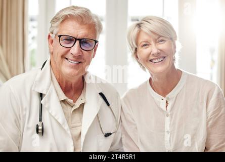 Es ist wichtig, dass Sie sich viel ausruhen... ein Arzt und Patient, die zu Hause eine Untersuchung durchführen. Stockfoto