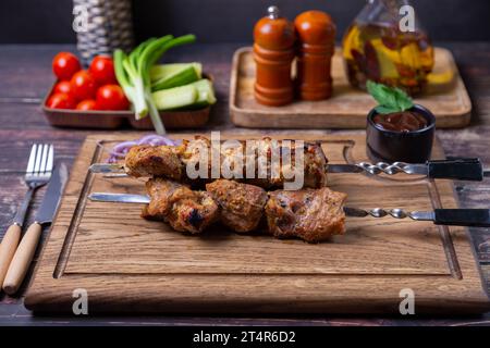 Traditionelle russische Schaschlik auf Spieße mit Gemüse. Gegrilltes Schweinefleisch (Shish Kebab). Nahaufnahme. Stockfoto