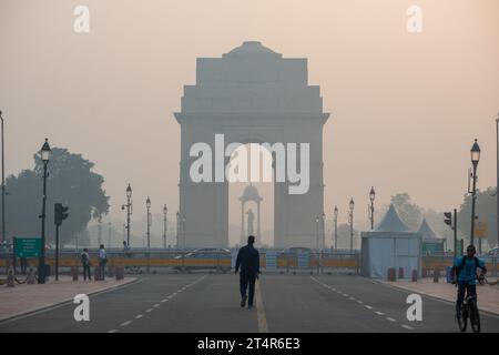 Neu-Delhi, Indien. November 2023. Ein Mann, der in der Nähe von Kartavyapath am India Gate spazieren sah, eingehüllt in das verrauchte haza am frühen Morgen. Die Luftverschmutzung in Delhi ist in erster Linie auf Fahrzeuge, Industrien, Baustaub, Abfallverbrennung und Verbrennung von Erntegutrückständen zurückzuführen. Im Winter verschärfen Temperaturumkehrungen das Problem, indem Schadstoffe in Bodennähe eingeschlossen werden. (Credit Image: © Pradeep Gaur/SOPA Images via ZUMA Press Wire) NUR REDAKTIONELLE VERWENDUNG! Nicht für kommerzielle ZWECKE! Stockfoto