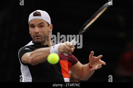 PARIS, 1. November 2023 (Xinhua) - Grigor Dimitrov tritt beim Parcours der zweiten Runde der Männer zwischen Daniil Medwedew von Russland und Grigor Dimitrov von Bulgarien beim Paris ATP Masters 1000 Tennis Turnier in Paris, Frankreich, 1. November 2023 an. (Xinhua/Gao Jing) Stockfoto