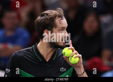 PARIS, 1. November 2023 (Xinhua) -- Daniil Medwedew reagiert während der zweiten Runde der Männer im Einzel zwischen Daniil Medwedew von Russland und Grigor Dimitrov von Bulgarien beim Paris ATP Masters 1000 Tennis Turnier in Paris, Frankreich, 1. November 2023. (Xinhua/Gao Jing) Stockfoto