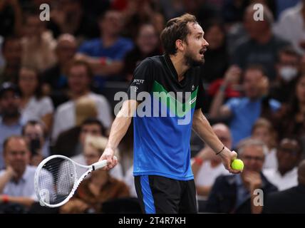 PARIS, 1. November 2023 (Xinhua) -- Daniil Medwedew reagiert während der zweiten Runde der Männer im Einzel zwischen Daniil Medwedew von Russland und Grigor Dimitrov von Bulgarien beim Paris ATP Masters 1000 Tennis Turnier in Paris, Frankreich, 1. November 2023. (Xinhua/Gao Jing) Stockfoto