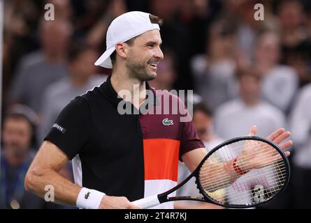 PARIS, 1. November 2023 (Xinhua) - Grigor Dimitrov reagiert während des Spiels der zweiten Runde der Männer zwischen Daniil Medwedew von Russland und Grigor Dimitrov von Bulgarien beim Paris ATP Masters 1000 Tennis Turnier in Paris, Frankreich, 1. November 2023. (Xinhua/Gao Jing) Stockfoto