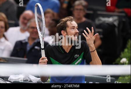 PARIS, 1. November 2023 (Xinhua) -- Daniil Medwedew reagiert während der zweiten Runde der Männer im Einzel zwischen Daniil Medwedew von Russland und Grigor Dimitrov von Bulgarien beim Paris ATP Masters 1000 Tennis Turnier in Paris, Frankreich, 1. November 2023. (Xinhua/Gao Jing) Stockfoto