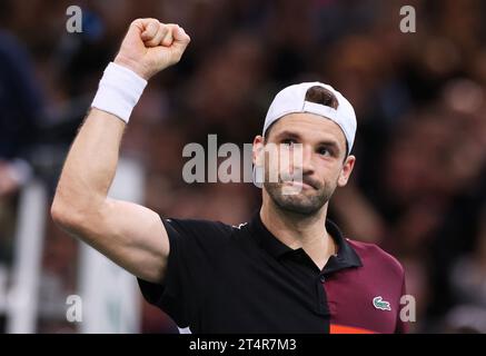 PARIS, 1. November 2023 (Xinhua) - Grigor Dimitrov feiert, nachdem er das zweite Spiel der Männer im Einzel zwischen Daniil Medwedew von Russland und Grigor Dimitrov von Bulgarien beim Paris ATP Masters 1000 Tennis Turnier in Paris, Frankreich, 1. November 2023 gewonnen hat. (Xinhua/Gao Jing) Stockfoto