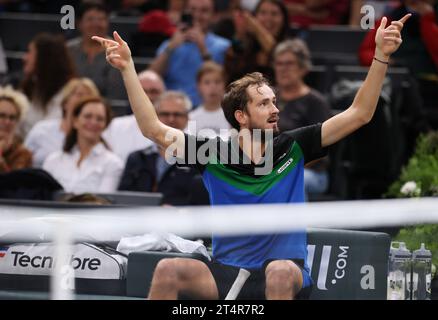 PARIS, 1. November 2023 (Xinhua) -- Daniil Medwedew reagiert während der zweiten Runde der Männer im Einzel zwischen Daniil Medwedew von Russland und Grigor Dimitrov von Bulgarien beim Paris ATP Masters 1000 Tennis Turnier in Paris, Frankreich, 1. November 2023. (Xinhua/Gao Jing) Stockfoto