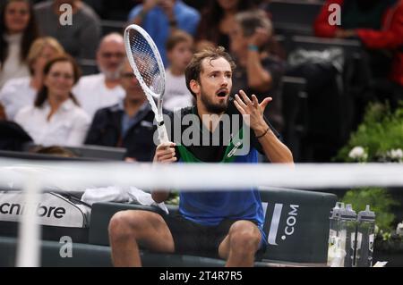 PARIS, 1. November 2023 (Xinhua) -- Daniil Medwedew reagiert während der zweiten Runde der Männer im Einzel zwischen Daniil Medwedew von Russland und Grigor Dimitrov von Bulgarien beim Paris ATP Masters 1000 Tennis Turnier in Paris, Frankreich, 1. November 2023. (Xinhua/Gao Jing) Stockfoto