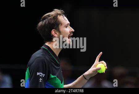 PARIS, 1. November 2023 (Xinhua) -- Daniil Medwedew reagiert während der zweiten Runde der Männer im Einzel zwischen Daniil Medwedew von Russland und Grigor Dimitrov von Bulgarien beim Paris ATP Masters 1000 Tennis Turnier in Paris, Frankreich, 1. November 2023. (Xinhua/Gao Jing) Stockfoto