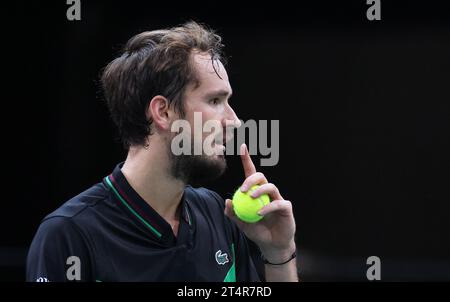 PARIS, 1. November 2023 (Xinhua) -- Daniil Medwedew reagiert während der zweiten Runde der Männer im Einzel zwischen Daniil Medwedew von Russland und Grigor Dimitrov von Bulgarien beim Paris ATP Masters 1000 Tennis Turnier in Paris, Frankreich, 1. November 2023. (Xinhua/Gao Jing) Stockfoto