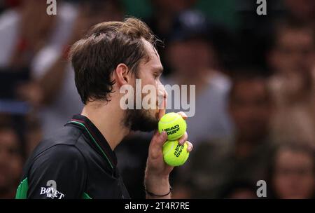 PARIS, 1. November 2023 (Xinhua) -- Daniil Medwedew reagiert während der zweiten Runde der Männer im Einzel zwischen Daniil Medwedew von Russland und Grigor Dimitrov von Bulgarien beim Paris ATP Masters 1000 Tennis Turnier in Paris, Frankreich, 1. November 2023. (Xinhua/Gao Jing) Stockfoto