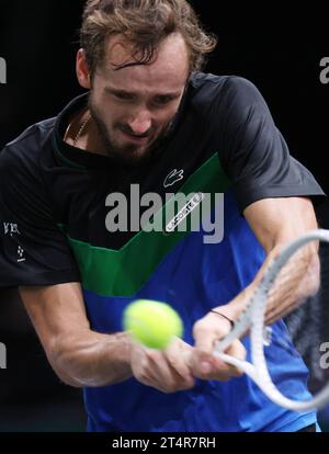 PARIS, 1. November 2023 (Xinhua) -- Daniil Medwedew tritt im zweiten Rundenspiel der Männer zwischen Daniil Medwedew von Russland und Grigor Dimitrov von Bulgarien beim Paris ATP Masters 1000 Tennis Turnier in Paris, Frankreich, 1. November 2023 an. (Xinhua/Gao Jing) Stockfoto