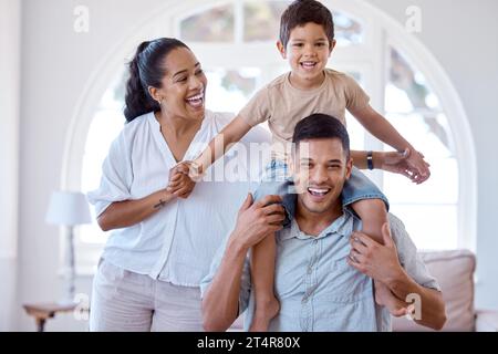 Glück heißt, deine Kinder glücklich zu sehen. Porträt eines kleinen Jungen, der sich zu Hause mit seinen Eltern verbindet. Stockfoto