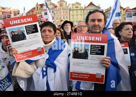 Prag, Tschechische Republik. November 2023. Am 1. November 2023 fand auf dem Altstädter Ring in Prag, Tschechische Republik, eine Demonstration mit dem Titel "Wir stehen mit Israel" statt, um Israel und seinen Bürgern solidarisch zu zeigen und die Aufmerksamkeit auf den weltweiten Anstieg des Antisemitismus zu lenken. Quelle: Michal Kamaryt/CTK Photo/Alamy Live News Stockfoto