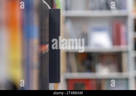 Buchhandlung mit kompletten Regalen mit verschiedenen Büchern. Stockfoto