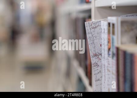 Buchhandlung mit kompletten Regalen mit verschiedenen Büchern. Stockfoto