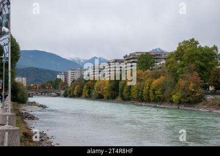 Panoramablick auf die historische Altstadt von Innsbruck mit bunten Häusern entlang Inn und berühmte österreichische Bergspitzen im Hintergrund Stockfoto