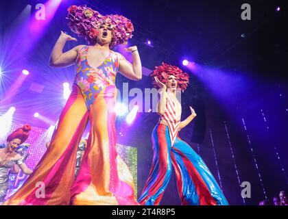 London, Großbritannien. November 2023. „Priscilla - the Party“, eine neue, immersive Show, die in Kürze in London erscheint, sieht ihre exklusive Vorschau und den Start im HERE-Veranstaltungsort, Teil von Londons Outernet-Attraktion. Die Show basiert lose auf „The Adventures of Priscilla, Queen of the Desert“ und wird Anfang 2024 eröffnet. Quelle: Imageplotter/Alamy Live News Stockfoto