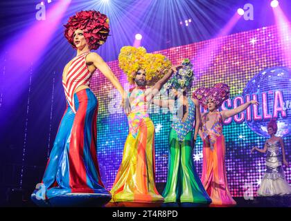 London, Großbritannien. November 2023. „Priscilla - the Party“, eine neue, immersive Show, die in Kürze in London erscheint, sieht ihre exklusive Vorschau und den Start im HERE-Veranstaltungsort, Teil von Londons Outernet-Attraktion. Die Show basiert lose auf „The Adventures of Priscilla, Queen of the Desert“ und wird Anfang 2024 eröffnet. Quelle: Imageplotter/Alamy Live News Stockfoto