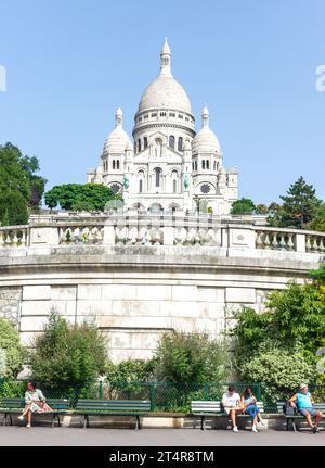 Basilika Sacré-Cœur (Basilique du Sacré-Cœur) ab Place Saint-Pierre, Montmartre, Paris, Île-de-France, Frankreich Stockfoto