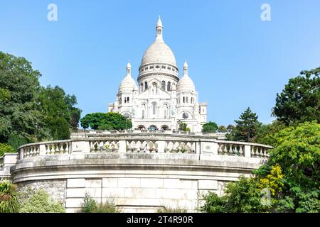 Basilika Sacré-Cœur (Basilique du Sacré-Cœur) ab Place Saint-Pierre, Montmartre, Paris, Île-de-France, Frankreich Stockfoto