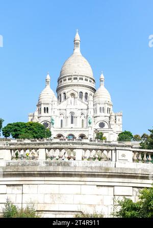 Basilika Sacré-Cœur (Basilique du Sacré-Cœur) ab Place Saint-Pierre, Montmartre, Paris, Île-de-France, Frankreich Stockfoto