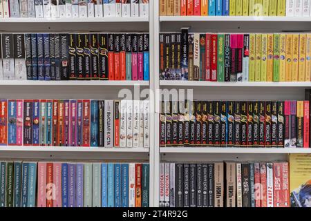Buchhandlung mit kompletten Regalen mit verschiedenen Büchern. Stockfoto