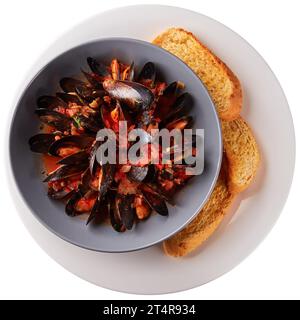 Fisch und Meeresfrüchte, Muscheln mit Tomaten und Zwiebelsaice in einer Schüssel mit Baguette. Isoliert auf weißem Hintergrund Stockfoto