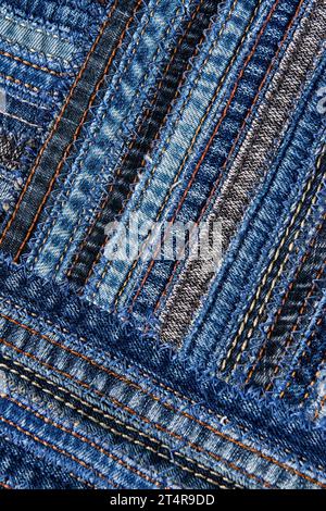 Diagonales Denim-Muster im Patchwork-Stil aus Nähten alter Jeans. Stockfoto