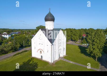 Mittelalterliche Kirche der Verklärung in der Ilyina-Straße (1374) an einem sonnigen Juni-Tag. Schießen von einem Quadcopter. Veliky Nowgorod, Russland Stockfoto