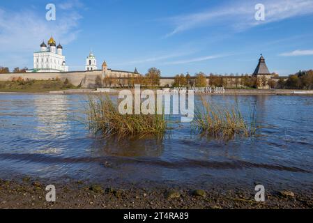 PSKOW, RUSSLAND - 13. Oktober 2018: Sonniger Oktobertag auf dem Fluss Velikaya Stockfoto