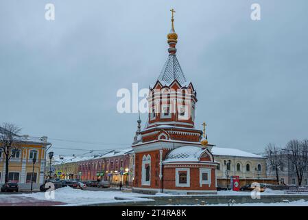 JAROSLAWL, RUSSLAND - 5. JANUAR 2021: Blick auf die Kapelle St. Alexander Newski (1892) in einer Januardämmerung. Goldener Ring von Russland Stockfoto