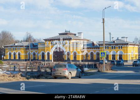 SHARYA, RUSSLAND - 10. APRIL 2021: Blick vom Bahnhofsplatz auf das alte restaurierte Gebäude des Bahnhofs Sharya an einem sonnigen Apriltag. Kostrom Stockfoto